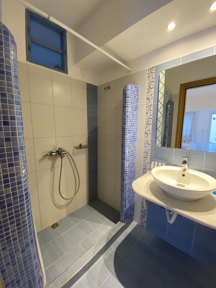 Stelios Place — Hotel rooms in Perissa, South Aegean