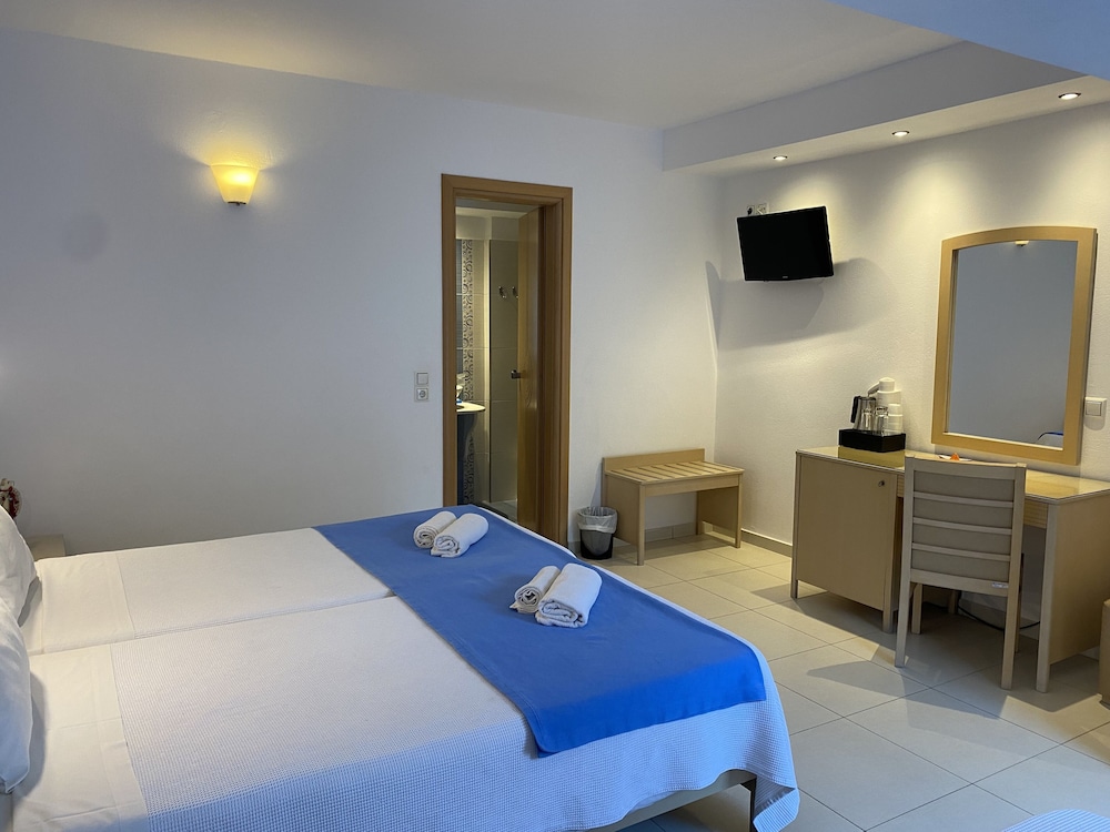 Stelios Place — Hotel rooms in Perissa, South Aegean