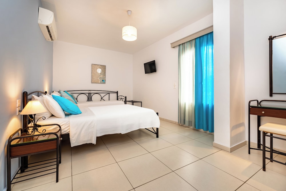 Stelios Place — Hotel rooms in Perissa, South Aegean