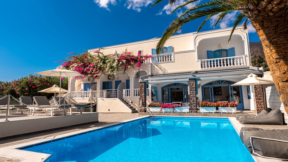 Stelios Place — Hotel building in Perissa, South Aegean