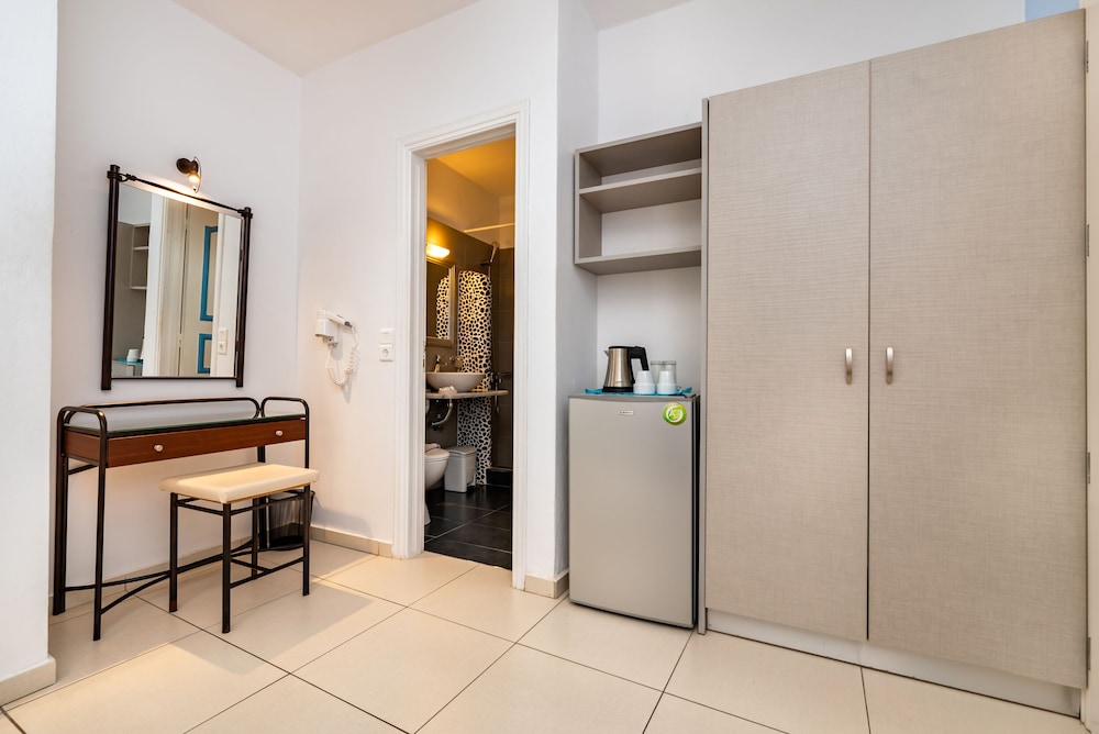 Stelios Place — Hotel rooms in Perissa, South Aegean