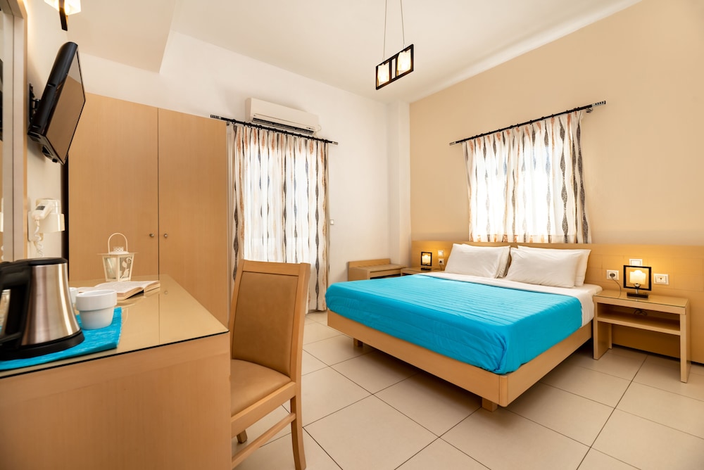 Stelios Place — Hotel rooms in Perissa, South Aegean