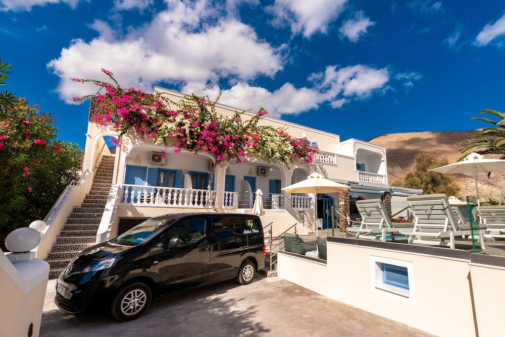 Stelios Place — Hotel building in Perissa, South Aegean