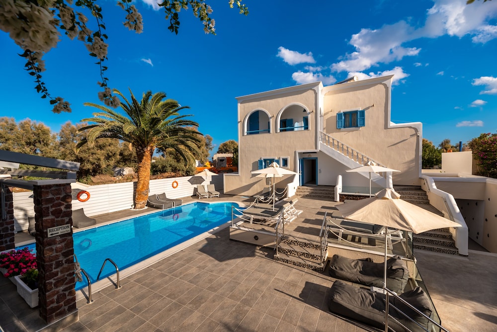 Stelios Place — Swimming pool in Perissa, South Aegean