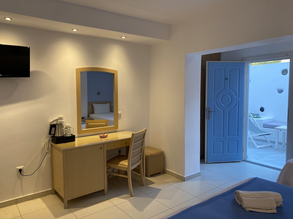 Stelios Place — Hotel rooms in Perissa, South Aegean