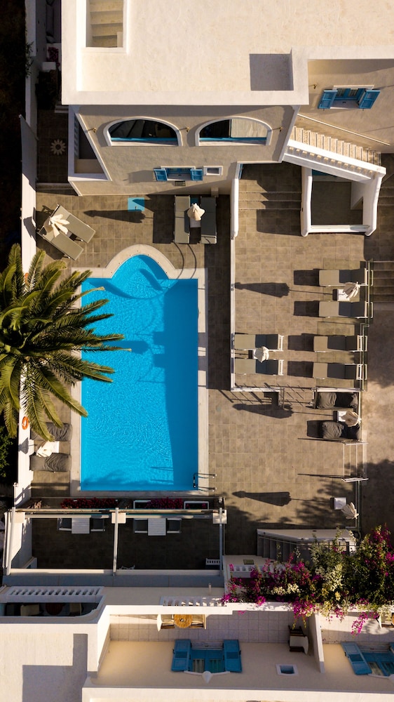 Stelios Place — Swimming pool in Perissa, South Aegean