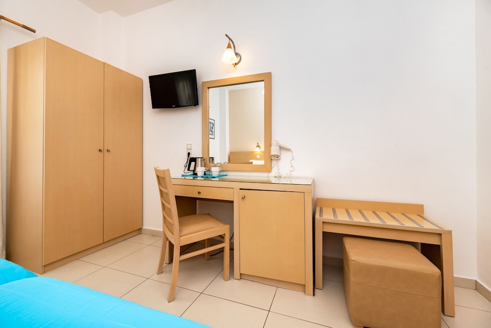 Stelios Place — Hotel rooms in Perissa, South Aegean