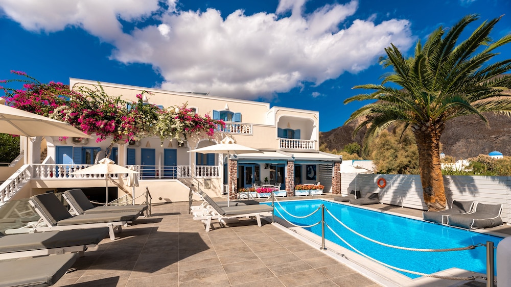 Stelios Place — Swimming pool in Perissa, South Aegean