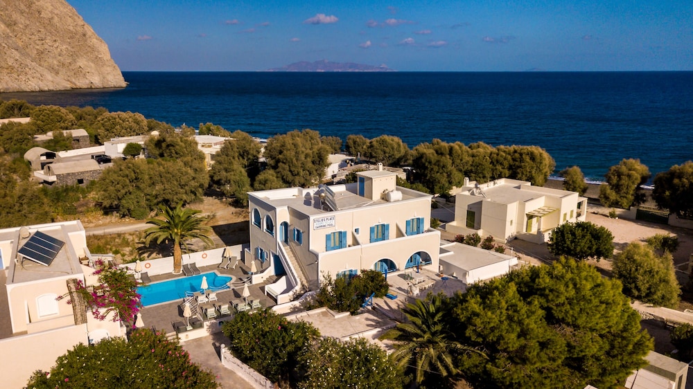 Stelios Place — Hotel building in Perissa, South Aegean