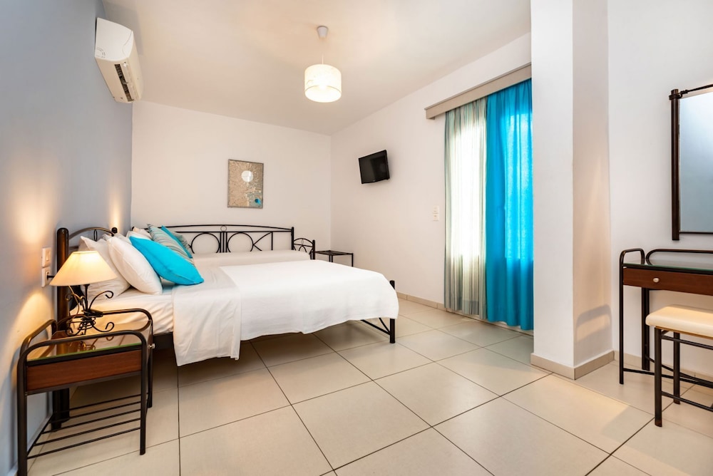 Stelios Place — Hotel rooms in Perissa, South Aegean