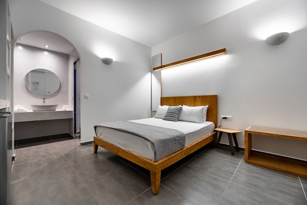 Stelios Place — Hotel rooms in Perissa, South Aegean
