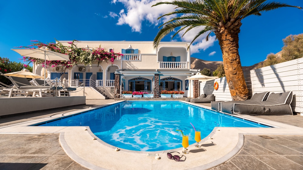 Stelios Place — Swimming pool in Perissa, South Aegean