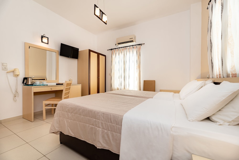 Stelios Place — Hotel rooms in Perissa, South Aegean
