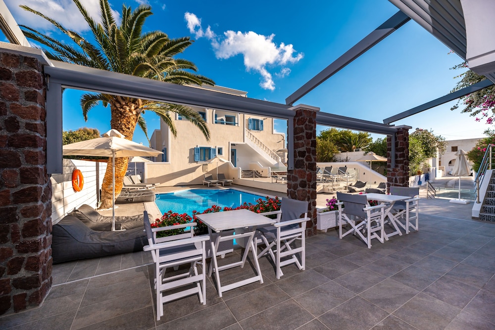 Stelios Place — Swimming pool in Perissa, South Aegean