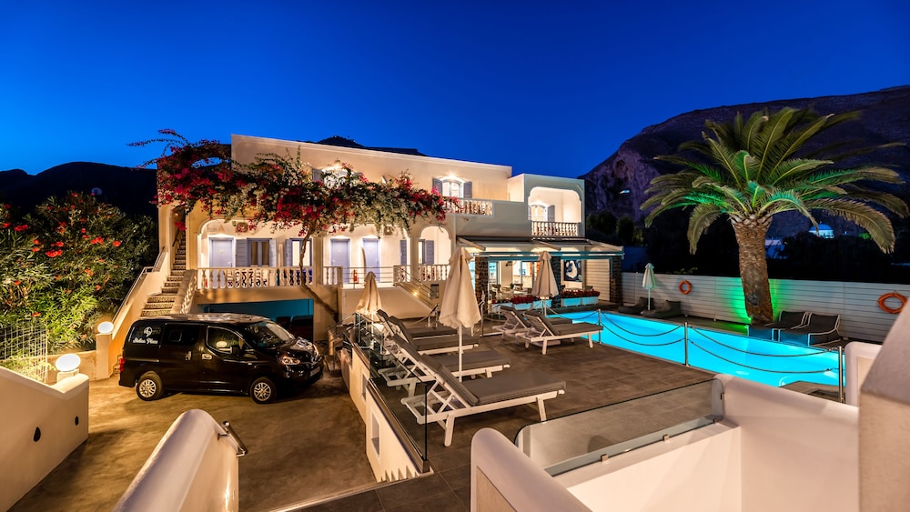 Stelios Place — Swimming pool in Perissa, South Aegean