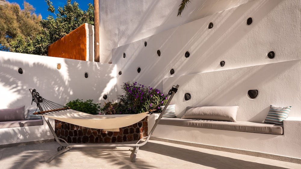Stelios Place — Hotel rooms in Perissa, South Aegean
