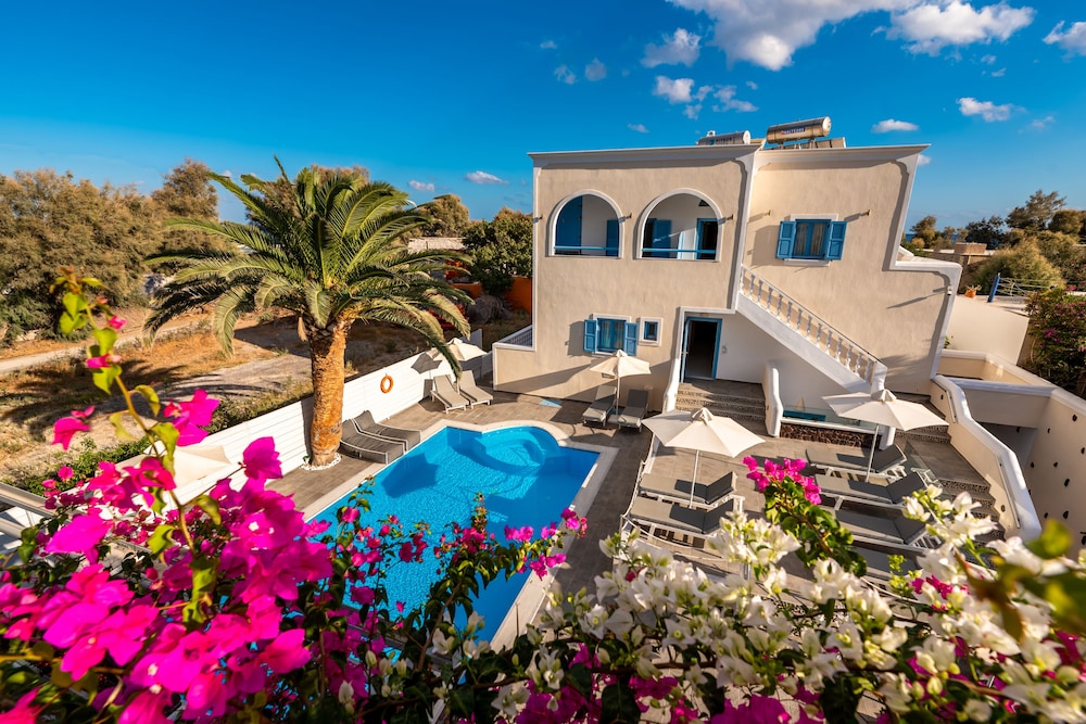 Stelios Place — Swimming pool in Perissa, South Aegean