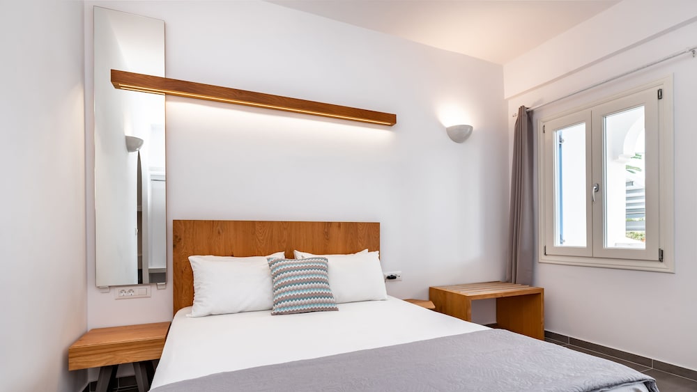 Stelios Place — Hotel rooms in Perissa, South Aegean