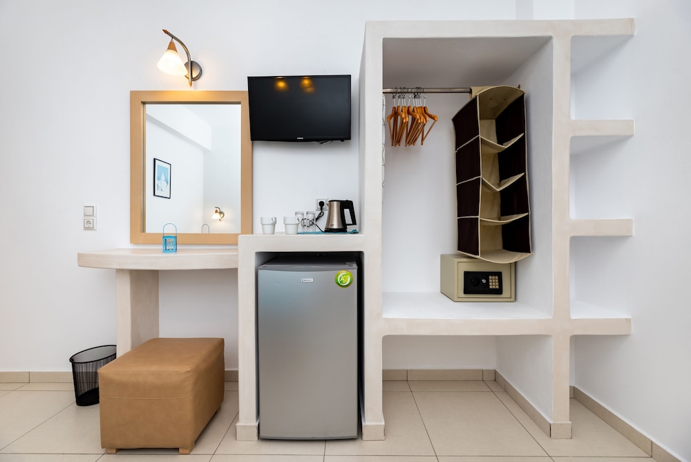 Stelios Place — Hotel rooms in Perissa, South Aegean