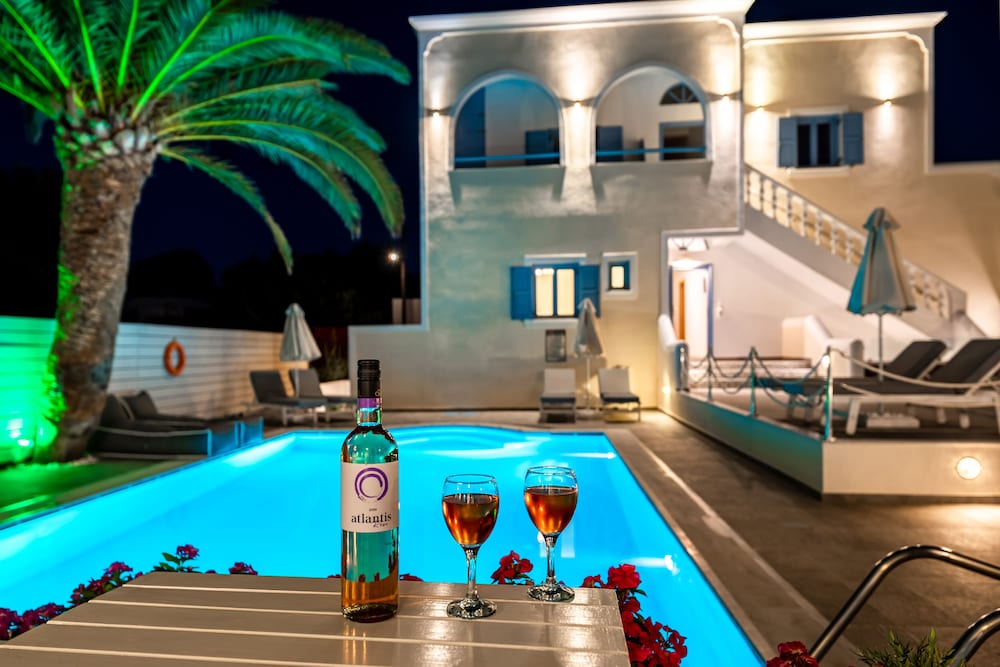 Stelios Place — Swimming pool in Perissa, South Aegean