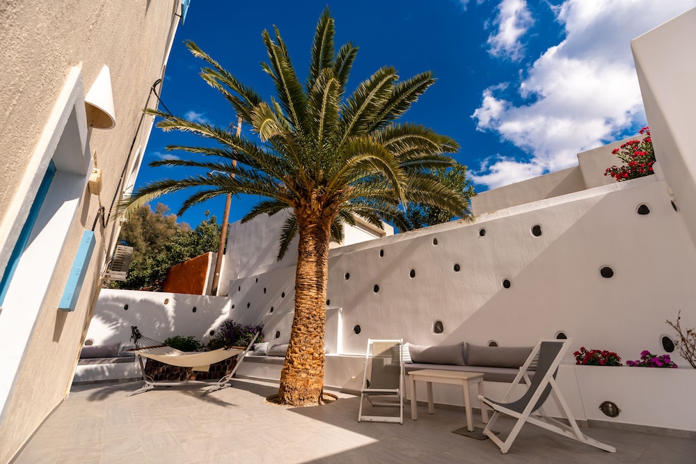 Stelios Place — Hotel building in Perissa, South Aegean