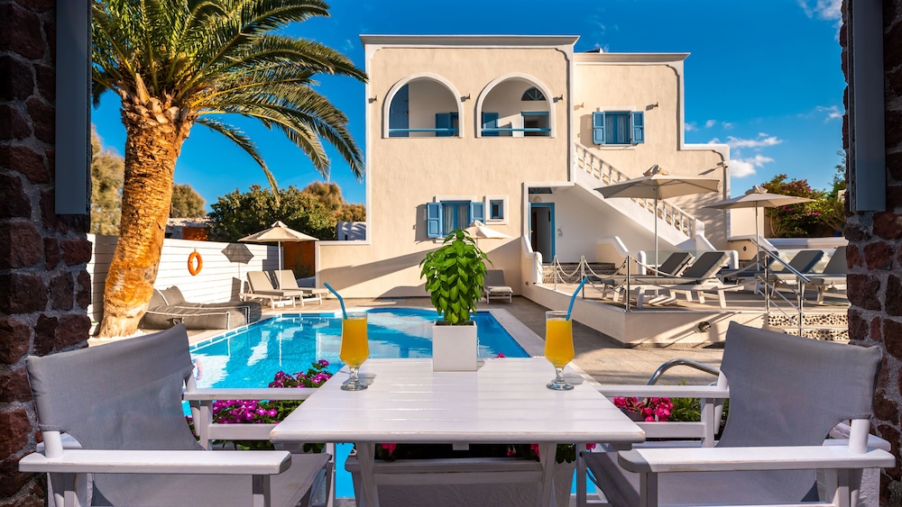 Stelios Place — Swimming pool in Perissa, South Aegean
