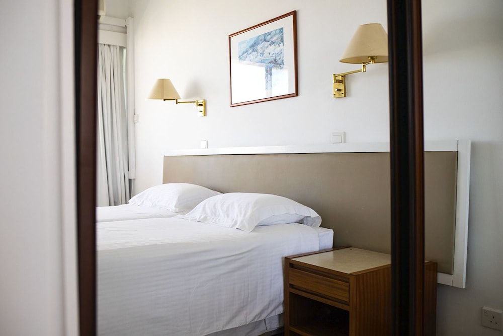 Sun Hall Beach Hotel Apts. — Hotel rooms in Larnaca, Larnaca Region
