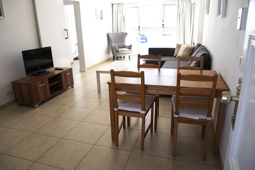 Sun Hall Beach Hotel Apts. — Hotel rooms in Larnaca, Larnaca Region