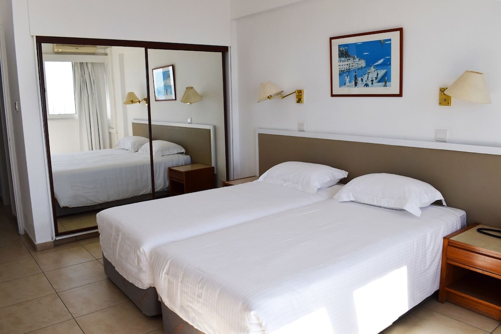 Sun Hall Beach Hotel Apts. — Hotel rooms in Larnaca, Larnaca Region