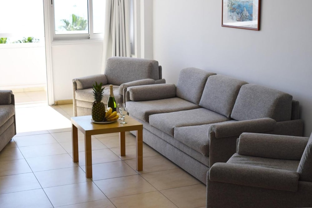 Sun Hall Beach Hotel Apts. — Hotel rooms in Larnaca, Larnaca Region