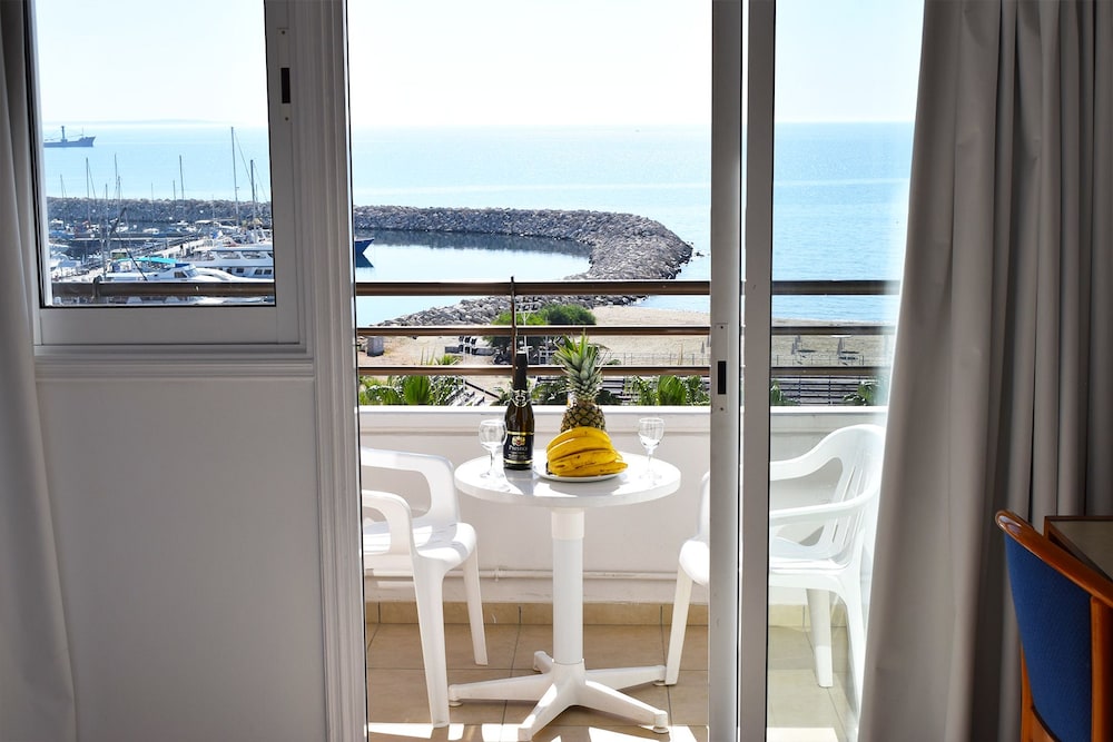 Sun Hall Beach Hotel Apts. — Hotel rooms in Larnaca, Larnaca Region