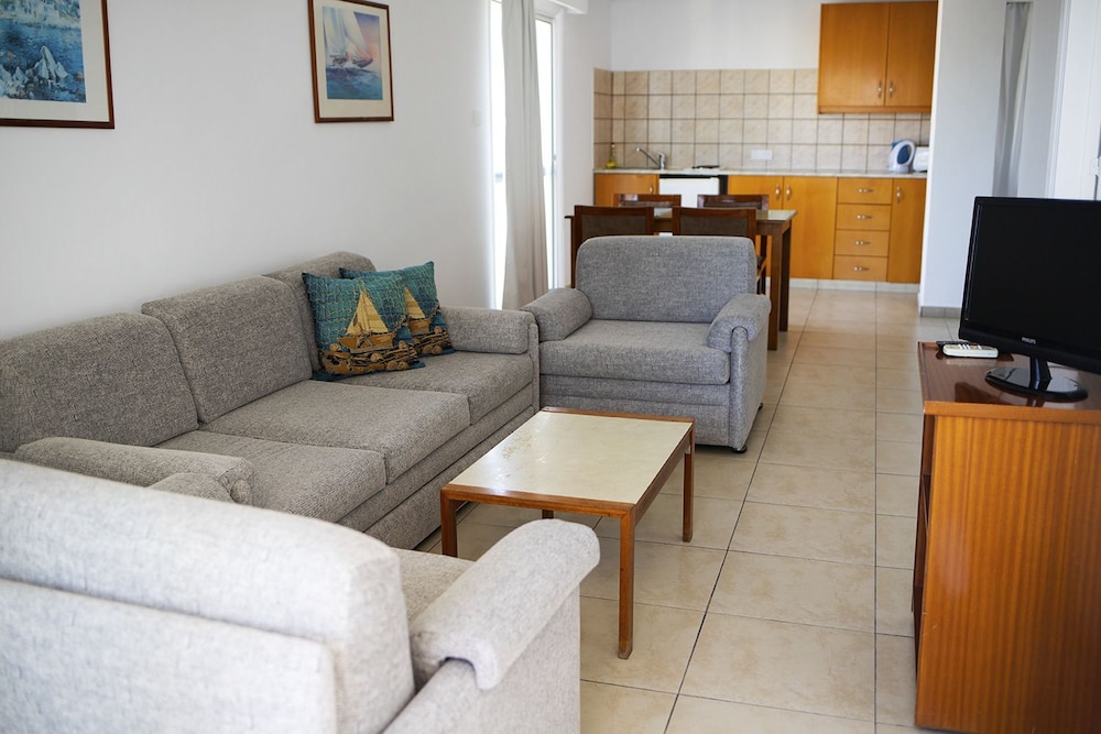 Sun Hall Beach Hotel Apts. — Hotel rooms in Larnaca, Larnaca Region