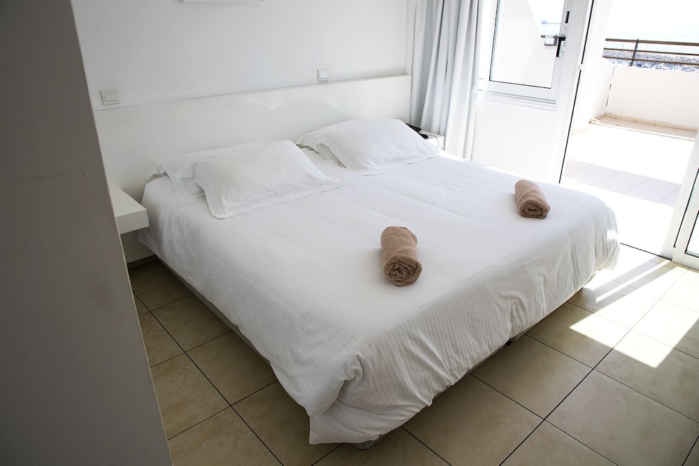 Sun Hall Beach Hotel Apts. — Hotel rooms in Larnaca, Larnaca Region