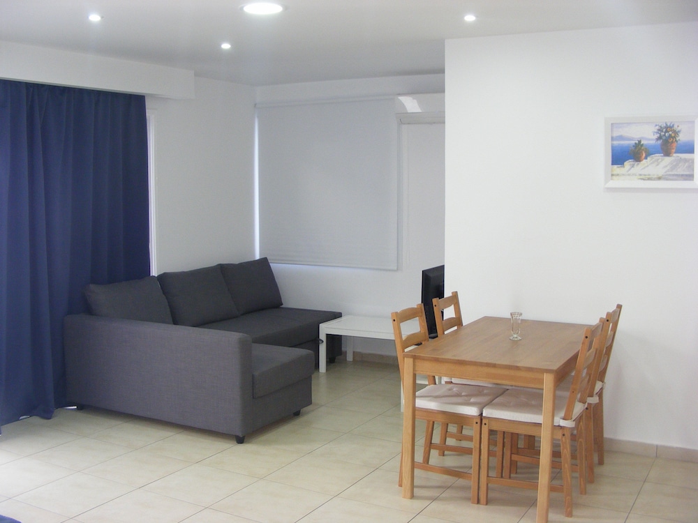 Sun Hall Beach Hotel Apts. — Hotel rooms in Larnaca, Larnaca Region