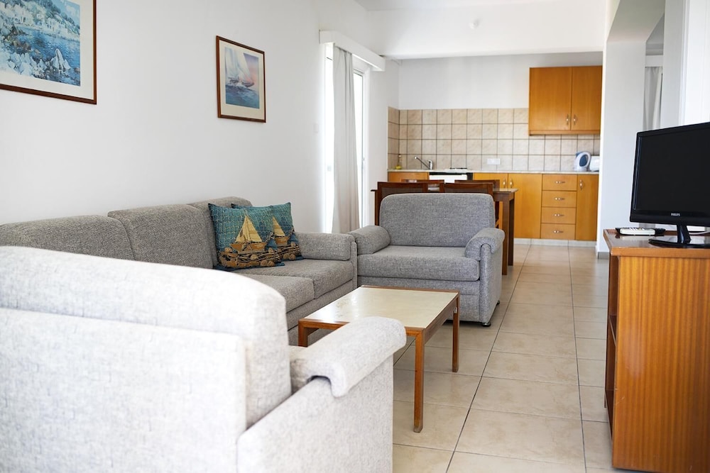 Sun Hall Beach Hotel Apts. — Hotel rooms in Larnaca, Larnaca Region