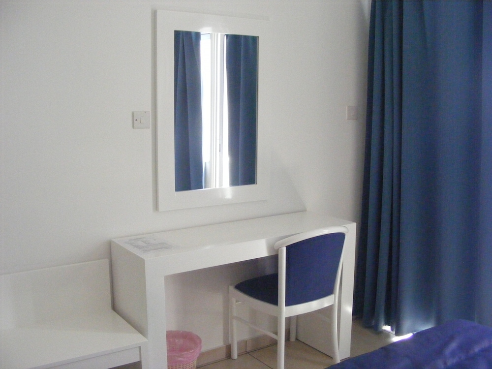 Sun Hall Beach Hotel Apts. — Hotel rooms in Larnaca, Larnaca Region