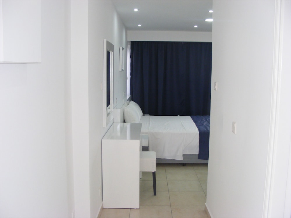 Sun Hall Beach Hotel Apts. — Hotel rooms in Larnaca, Larnaca Region