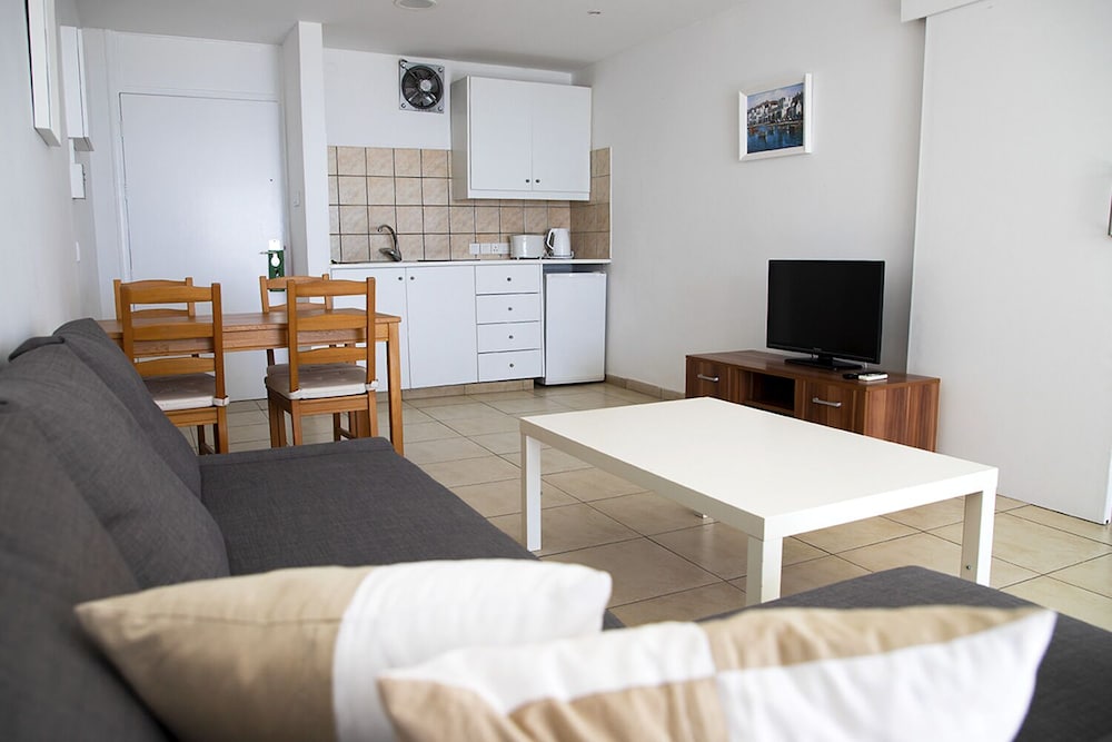 Sun Hall Beach Hotel Apts. — Hotel rooms in Larnaca, Larnaca Region