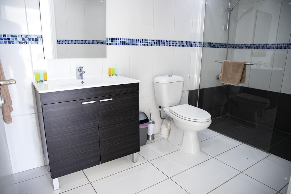 Sun Hall Beach Hotel Apts. — Hotel rooms in Larnaca, Larnaca Region