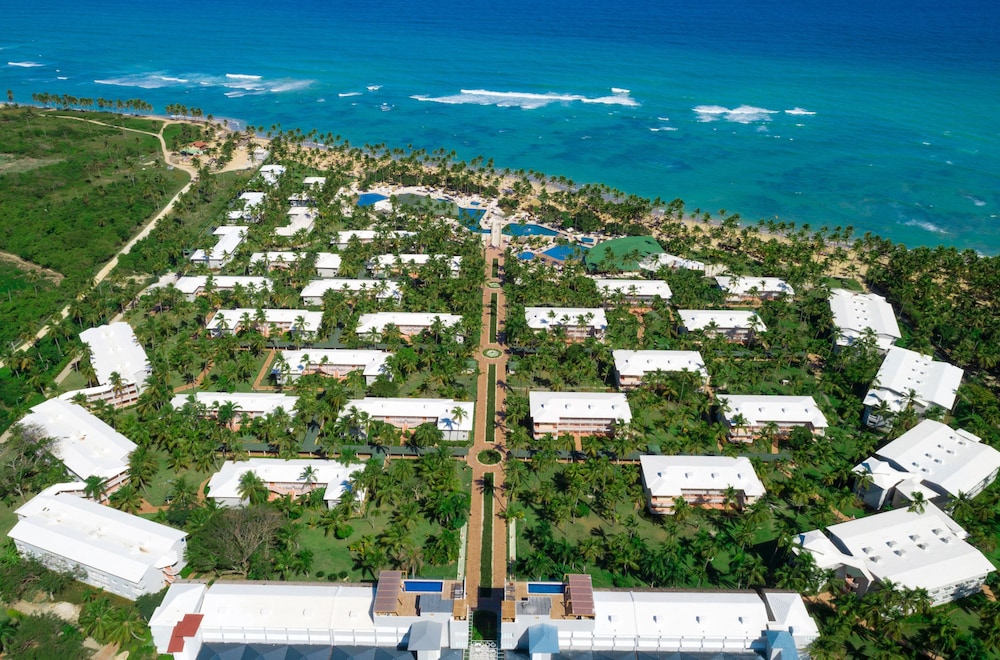 Grand Sirenis Punta Cana Resort & Aquagames - All Inclusive — Hotel building in Uvero Alto, La Altagracia