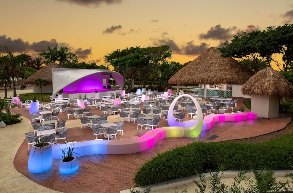 Grand Sirenis Punta Cana Resort & Aquagames - All Inclusive — Restaurant & bars in Uvero Alto, La Altagracia