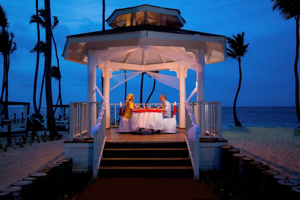 Grand Sirenis Punta Cana Resort & Aquagames - All Inclusive — Restaurant & bars in Uvero Alto, La Altagracia