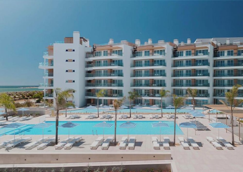 Dom Pedro Residences — Hotel building in Quarteira, Faro