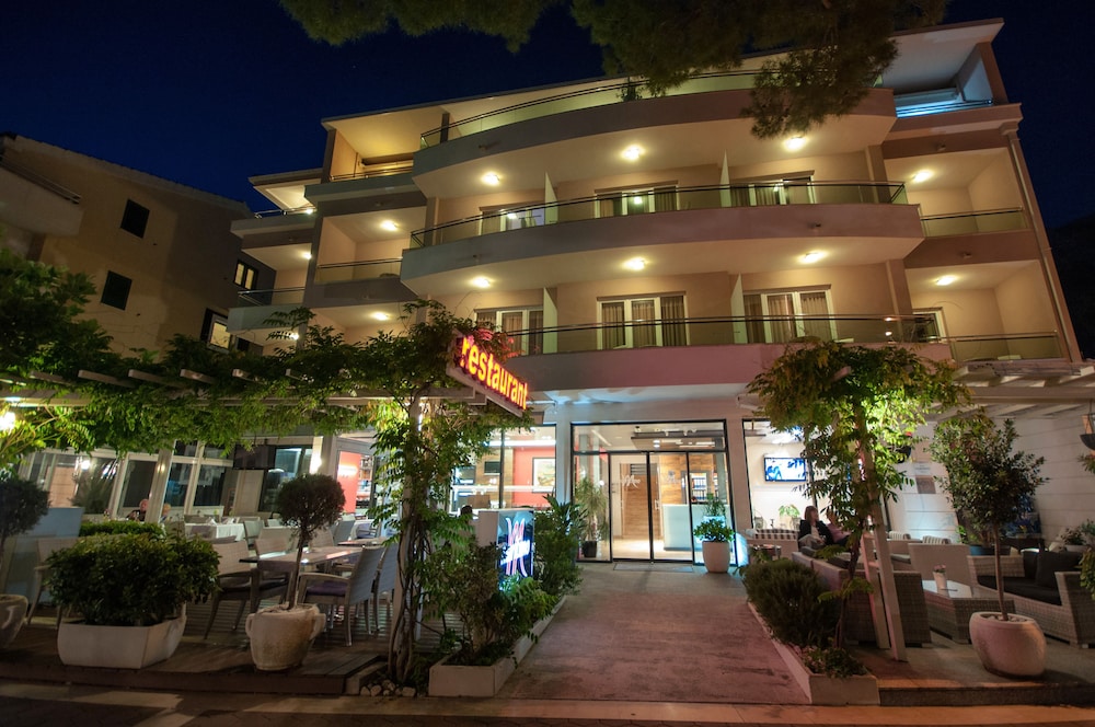 Hotel Maritimo — Restaurant & bars in Makarska, Split-Dalmatia