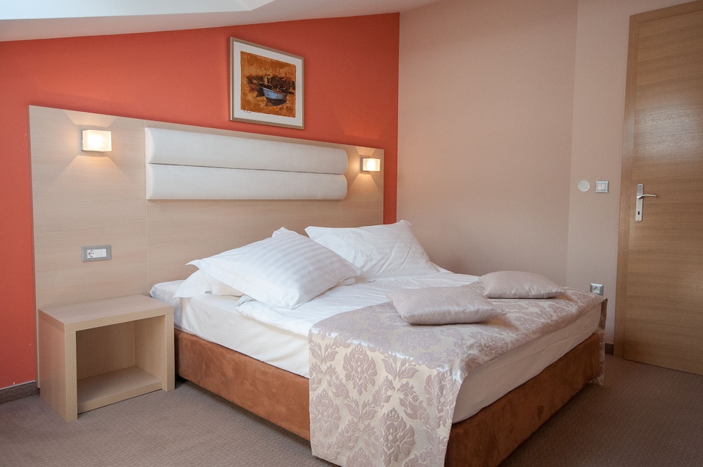 Hotel Maritimo — Hotel rooms in Makarska, Split-Dalmatia