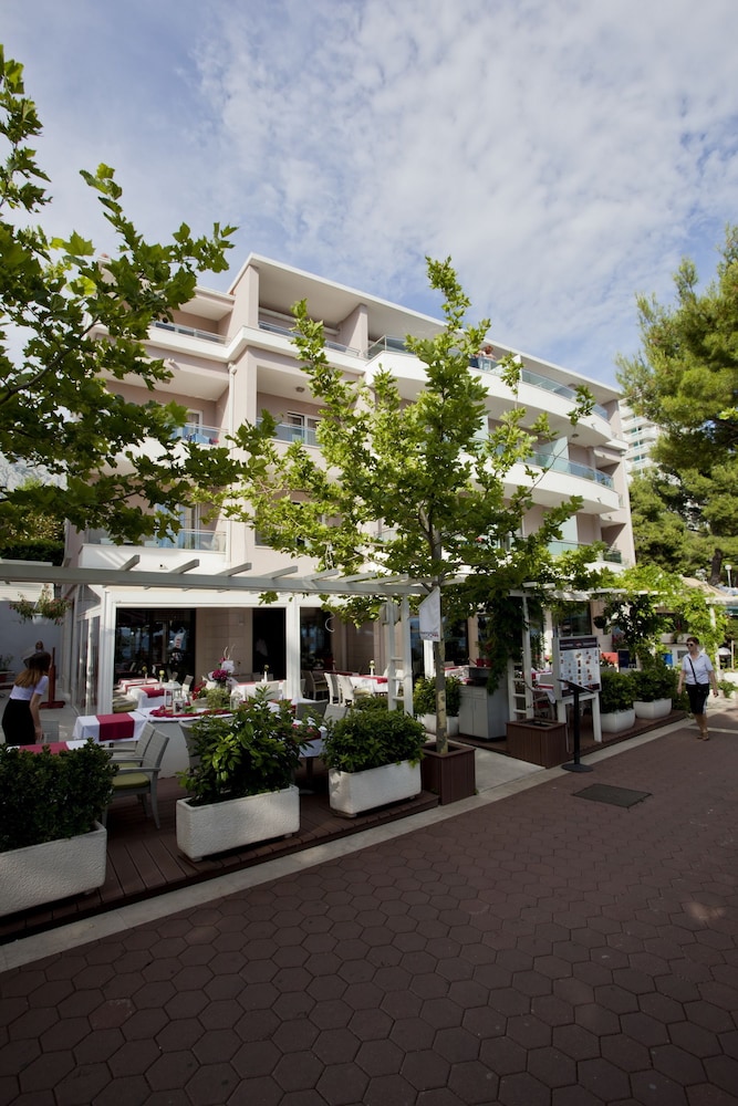 Hotel Maritimo — Restaurant & bars in Makarska, Split-Dalmatia