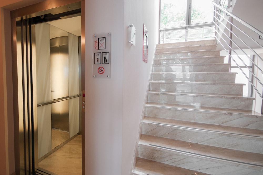 Hotel Maritimo — Hotel building in Makarska, Split-Dalmatia