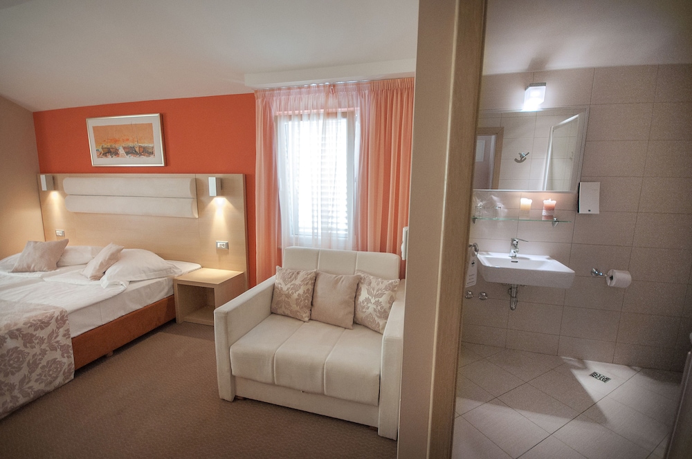 Hotel Maritimo — Hotel rooms in Makarska, Split-Dalmatia