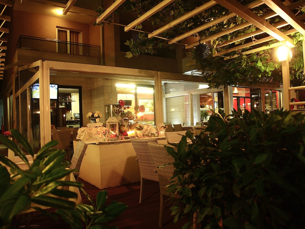 Hotel Maritimo — Restaurant & bars in Makarska, Split-Dalmatia