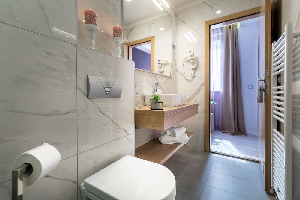 Hotel Maritimo — Hotel rooms in Makarska, Split-Dalmatia